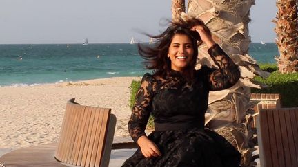 La militante saoudienne Loujain al-Hathloul pose sur une plage, sur cette photo postée sur son compte Facebook, le 6 août 2019. (FACEBOOK / AFP)