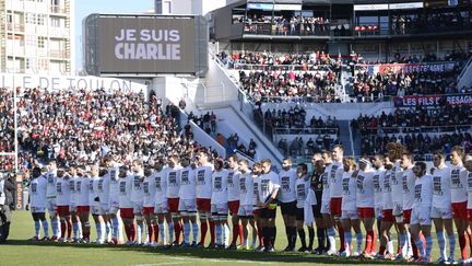 L'hommage aux victimes des attentats s'est invit&eacute; jusque sur les terrains de sport. Avant le match du Top 14 de rugby, les joueurs du RC Toulon et du Racing-M&eacute;tro ont arbor&eacute; un t-shirt "Je suis Charlie". (FRANCK PENNANT / AFP)