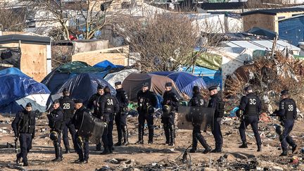 Des CRS dans "la jungle" de Calais (Pas-de-Calais), mercredi 20 janvier 2016.&nbsp; (PHILIPPE HUGUEN / AFP)