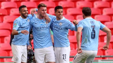 Symbole du renouveau défensif des Citizens, Ruben Dias, ici célébrant un but avec ses coéquipiers, a été l'acteur majeur de cette incroyable année 2021 de City.&nbsp; (CARL RECINE / POOL)