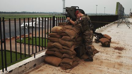 Un soldat fran&ccedil;ais de la Misca, en poste sur le toit de l'a&eacute;roport de Bangui (Centrafrique), le 23 novembre 2013. (JOE PENNEY / REUTERS)