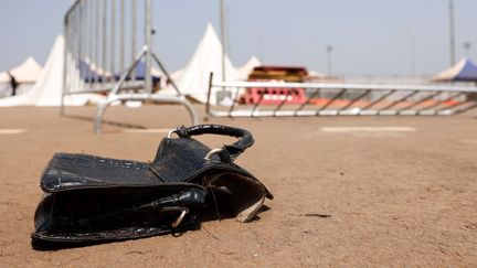 Un sac abandonné au stade d'Olembe après la violente bousculade qui a fait huit morts. (KENZO TRIBOUILLARD / AFP)