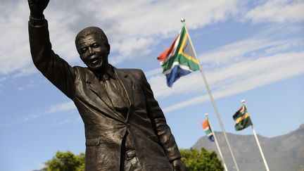 Des statues de Mandela ont fleuris un peu partout dans le pays, comme ici, devant sa derni&egrave;re prison, celle de Groot Drakenstein. (GIANLUIGI GUERCIA / AFP)