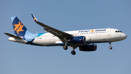 Un airbus A320 de la compagnie Israir, deuxième compagnie israélienne, atterrit à l'aéroport d'Heathrow, à Londres, le 14 septembre 2020. (MI NEWS / NURPHOTO)