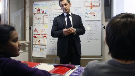 Nicolas Sarkozy dans une classe de Montpellier (PHILIPPE LAURENSON / POOL / AFP)