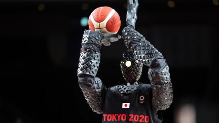 Le robot Cue lors de la mi-temps du match entre la France et les Etats-Unis, dimanche 25 juillet 2021 à Tokyo (Japon). (THOMAS COEX / AFP)