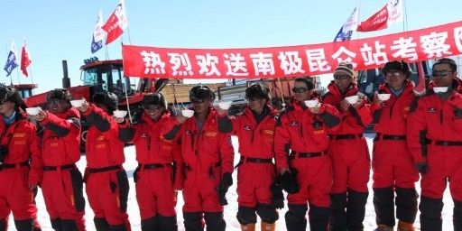 Des membres de la 28e expédition chinoise trinquent avant de s'aventurer dans le continent. (HUANG XIAOXI/XINHUA)