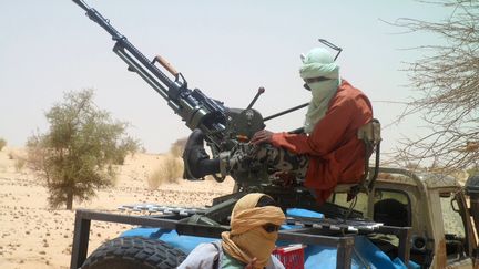 Des membres du groupe islamiste Ansar Dine, pr&egrave;s de Tombouctou (Mali), le 24 avril 2012. (ROMARIC OLLO HIEN / AFP)