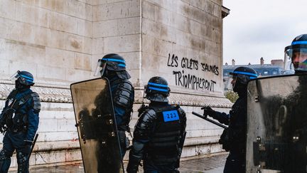 Des CRS durant les manifestations des "gilets jaunes" à Paris, le 1er décembre 2018. (SIMON GUILLEMIN / HANS LUCAS / AFP)