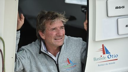 Le skipper Kito de Pavant aux Sables-d'Olonne, le 15 octobre 2016. (JEAN-SEBASTIEN EVRARD / AFP)