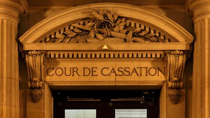 Le fronton de la Cour de cassation, à Paris. (MANUEL COHEN / AFP)