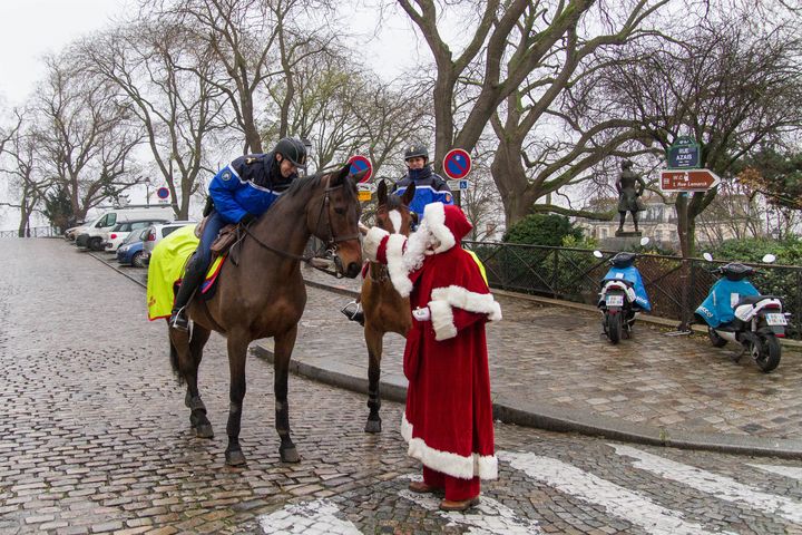 Le père Noël rencontre la Garde républicaine, dans les rues du 18e arrondissement de Paris, le 20 novembre 2017. (ELODIE DROUARD / FRANCEINFO)