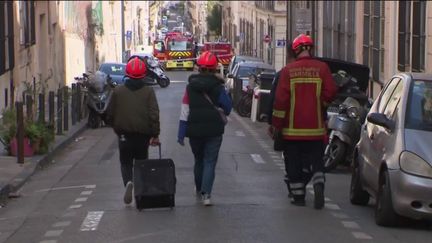 Après l'effondrement d'immeubles à Marseille, dans les Bouches-du-Rhône, 43 immeubles ont été évacués. Leurs habitants ne savent pas quand ils pourront les réintégrer. (FRANCE 2)