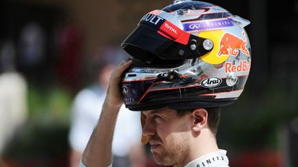 Sebastian Vettel (Red Bull) porte son casque (MOHAMMED AL-SHAIKH / AFP)