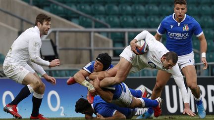 L'Italien Brex plaque l'ailier anglais Jonny May le 13 février 2021 à Twickenham  (ADRIAN DENNIS / AFP)