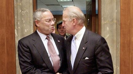 Colin Powell,&nbsp;alors secrétaire d'Etat américain, en compagnie de Joe Biden, alors secrétaire de&nbsp;la Commission des affaires étrangères du&nbsp;Sénat, le 26 septembre 2002, à Washington. (SHAWN THEW / AFP)