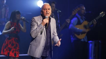 Le chanteur Michel Fugain aux Folies Bergères le 7 mars 2015. (THOMAS SAMSON / AFP)