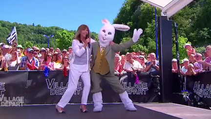 Tour de France : une Chantal Goya survoltée chante "Un lapin" avant le départ de l'étape