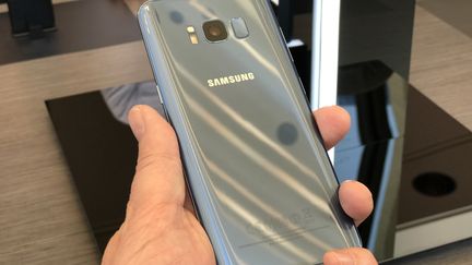 La forme allongée du Galaxy S8 est l'une des particularité de son design (RADIO FRANCE / JEROME COLOMBAIN)