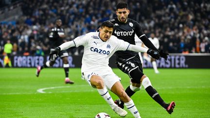 Le Marseillais Alexis Sanchez devant le Monégasque Guillermo Maripan lors de la 20e journée de Ligue 1, au stade Vélodrome de Marseille, le 28 janvier 2023. (CLEMENT MAHOUDEAU / AFP)