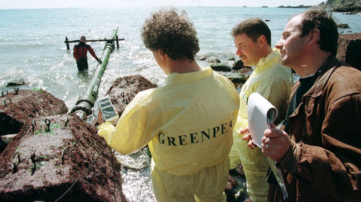 Des militants de Greenpeace prennent des mesures, le 27 avril 2013, pr&egrave;s de la canalisation de rejets des d&eacute;chets de l'usine Cogema de La Hague (Manche). (MYCHELE DANIAU / AFP)