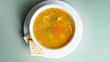 Une habitante de l'Essonne est "quasi totalement paralysée" à cause de l'ingestion d'une soupe périmée, selon "Le Parisien" du 11 septembre 2019. (IDEABUG / E+ / GETTY IMAGES)