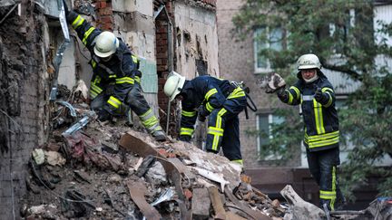 Des secouristes interviennent sur le site d'une frappe à Zaporijjia (Ukraine), le 11 octobre 2022.&nbsp; (ALBERT KOSHELEV / NURPHOTO / AFP)