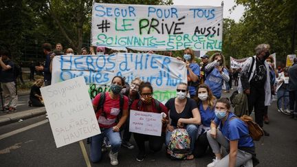 Le personnel soignant lors de la manifestation du 30 juin 2020 à Paris. (THOMAS SAMSON / AFP)