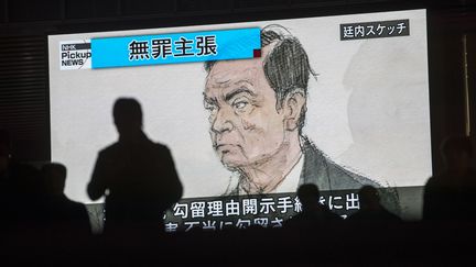 Un portrait de Carlos Ghosn lors de sa première audience au tribunal de Tokyo est diffusée à la télévision japonaise. (BEHROUZ MEHRI / AFP)