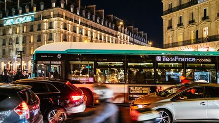 Un bus de la RATP à Paris, le 30 décembre 2019. (MATHIEU MENARD / HANS LUCAS / AFP)