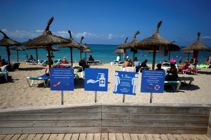 Des pancartes rappellent les mesures de&nbsp;protection sanitaire en vigueur sur les plages espagnoles, à Palma de Malloca, le 15 août 2020. (ENRIQUE CALVO / X03154)