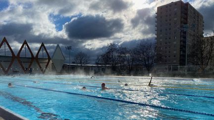 Une eau à 26°C malgré une température extérieure de 5°C, en pleine crise sanitaire, la piscine de la&nbsp;Source, à Orléans fait le plein. (BORIS LOUMAGNE / RADIO FRANCE)