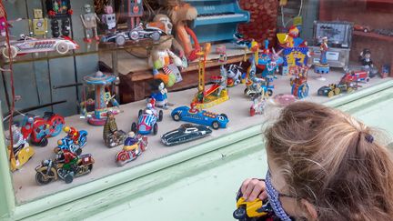 Un enfant devant un magasin de jouets, le 19 décembre 2020. (Illustration) (AURÉLIE LAGAIN / FRANCE-BLEU BREIZH IZEL)