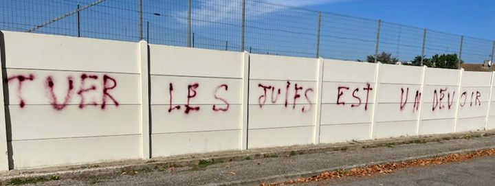 Tag antisémite appelant au meurtre sur le mur extérieur du stade Mazet à Carcassonne, le 13 octobre 2023. (NATHALIE AMEN VALS / MAXPPP)