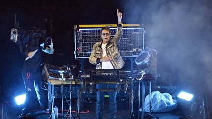 Jean-Michel Jarre a lancé le bouquet final avec la chanson "Les Mots bleus" de Christophe, dont il a écrit les paroles, avant d'enchaîner avec un medley de ses morceaux les plus connus. (HERVIO JEAN-MARIE / AFP)