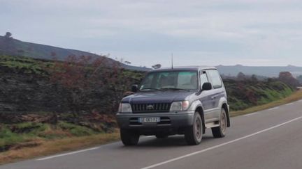 La pluie qui était tant attendue s'abat depuis ce week-end sur le Finistère.&nbsp;Les feux dans les Monts d'Arrée ont donc été enfin fixés, lundi 15 août, après avoir ravagé près de 3 000 hectares depuis la mi-juillet.&nbsp;Si la surveillance reste de mise, les routes ont pu rouvrir aux automobilistes. (FRANCE 2)