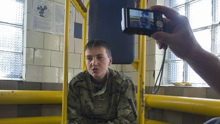 Nadejda Savtchenko interrogée par des rebelles de l'est ukrainien en juin 2015 (Itar-tass/AP)