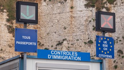 Le point de contrôle des passeports pour entrer dans l'UE à Dieppe dans la zone portuaire, 12 octobre 2023. (GEORG MORITZ / DPA / MAXPPP)