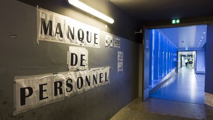 Une banderole affichée à l'hôpital Tenon à Paris, le 8 juillet 2019. (S.CAILLET / BSIP / AFP)