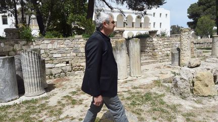 Michel Boujenah dans les ruines de Carthage en Tunisie en 2015. Un déplacement un mois après l'attaque du Pardo, en soutient à la Tunisie. (FETHI BELAID / AFP)