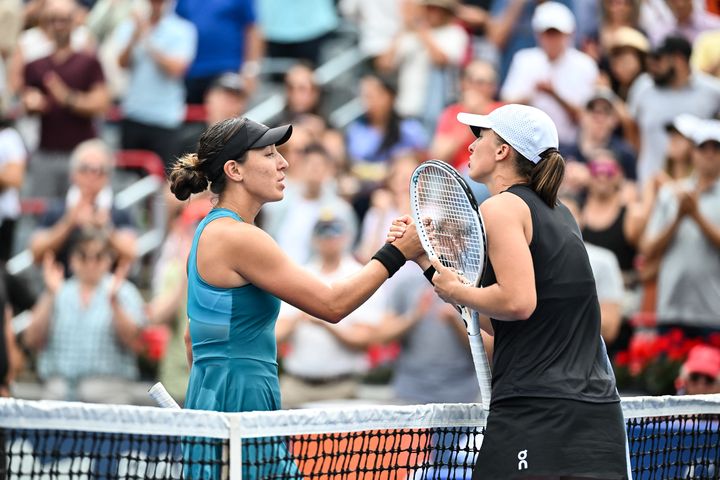 Iga Swiatek (à droite) et Jessica Pegula, à la fin de leur demi-finale remportée par l'Américaine, au tournoi de Toronto, le 12 aout 2023. (MINAS PANAGIOTAKIS / AFP)