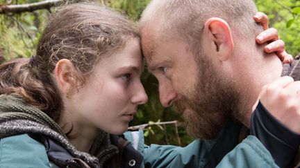 Thomasin Harcourt McKenzie et Ben Foster dans "Leave no trace
 (Condor Distribution)