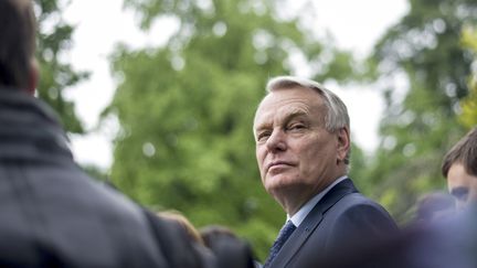 Jean-Marc Ayrault lors d'une visite des jardins de l'h&ocirc;tel Matignon, vendredi 31 mai &agrave; Paris. (FRED DUFOUR / AFP)