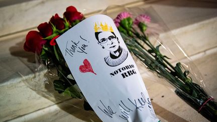 Des fleurs déposées sur les marches de la Cour suprême des Etats-Unis, à Washington, en hommage à Ruth Bader Ginsburg, le 18 septembre 2020. (ALEXANDER DRAGO / REUTERS)