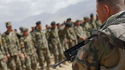 Un membre de l'unit&eacute; fran&ccedil;aise "Epidote", qui forme les futurs militaires de l'arm&eacute;e nationale afghane (ANA), le 12 ao&ucirc;t 2012 &agrave; Kaboul (Afghanistan). (ALEXANDER KLEIN / AFP)