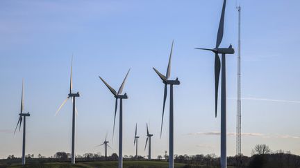 Des éoliennes à Flavin, dans l'Aveyron, le 7 avril 2023. (CHARLY TRIBALLEAU / AFP)