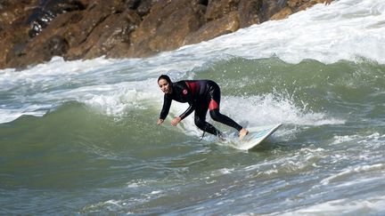 «Les gens se sont habitués à voir les jeunes filles dans l'eau, ce n'est plus un problème. Mais quand j'ai commencé il y a quatre ans, c'était un peu plus difficile», explique Rim Bechar, une Marocaine de 28 ans, membre du Rabat Surf Club. (FADEL SENNA / AFP)