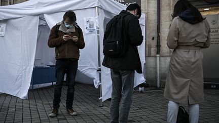 Des personnes en attentes de tests de dépistage du Covid-19 à Bordeaux (Gironde), le 12 janvier 2022. (PHILIPPE LOPEZ / AFP)