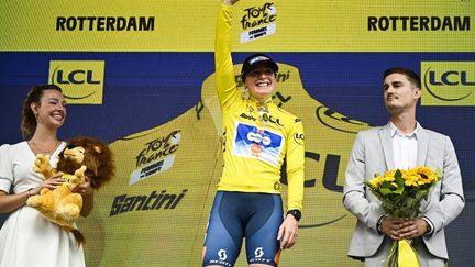 La Néerlandaise Charlotte Kool sur le podium de la deuxième étape du Tour de France femmes, le 13 août 2024 à Rotterdam. (JULIEN DE ROSA / AFP)