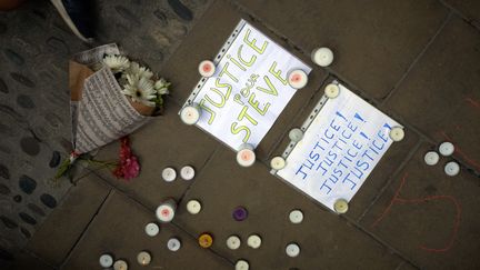 Des pancartes en hommage à Steve Maia Caniço, jeune homme mort à Nantes, lors d'une manifestation à Toulouse, le 30 juillet 2019. (ALAIN PITTON / NURPHOTO / AFP)